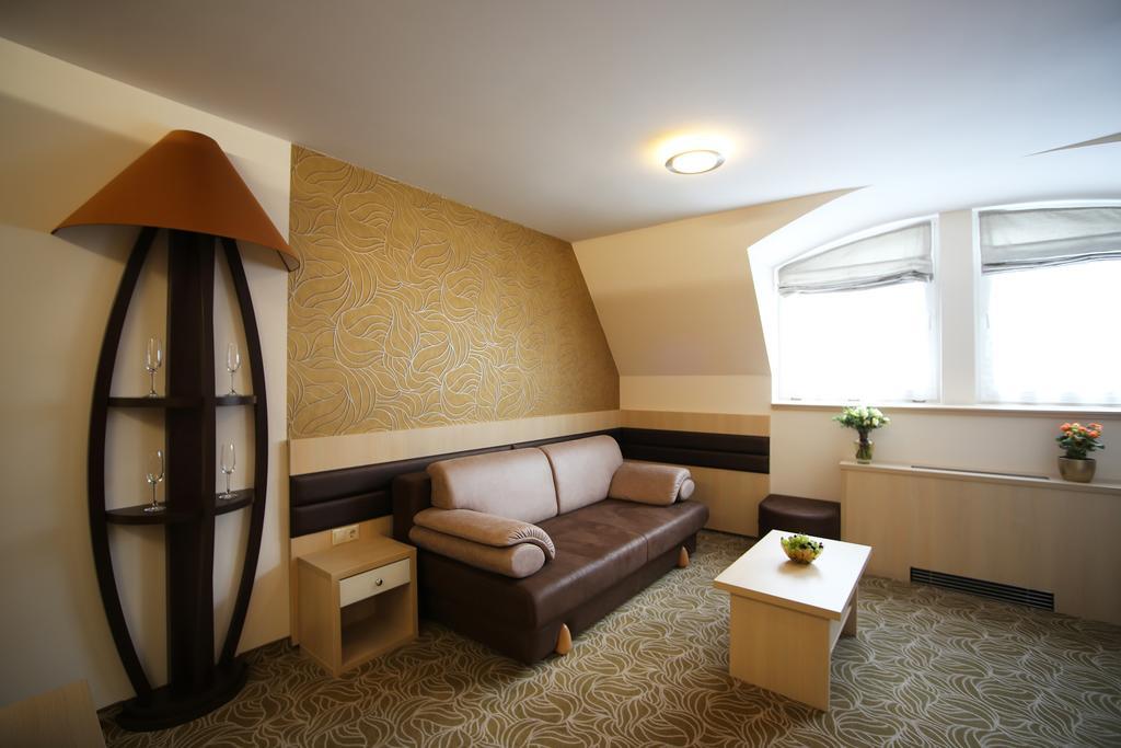 Hotel Kiss Tata Buitenkant foto