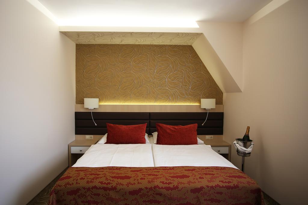 Hotel Kiss Tata Buitenkant foto