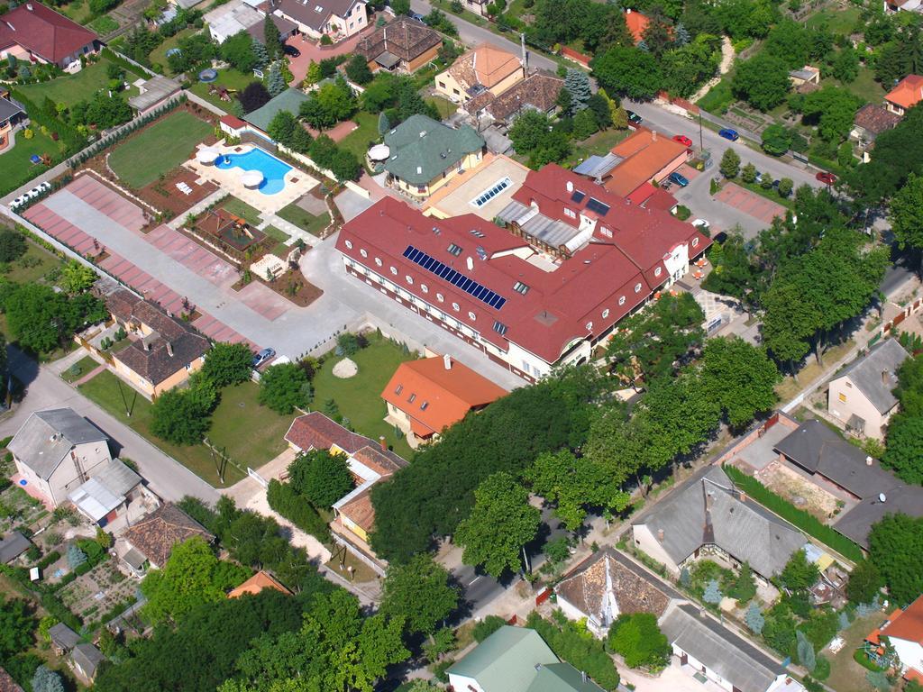 Hotel Kiss Tata Buitenkant foto
