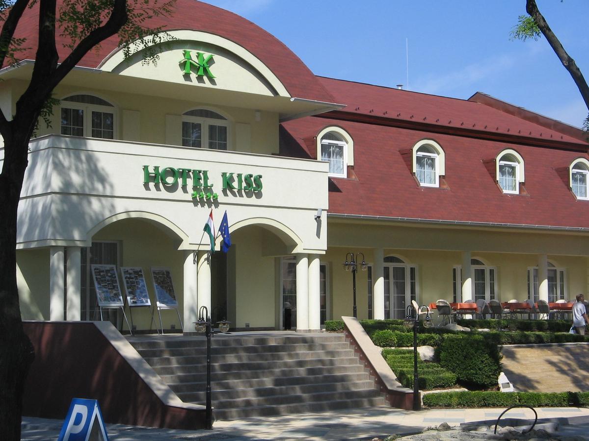 Hotel Kiss Tata Buitenkant foto